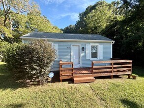 Building Photo - Cozy 1BR • 1BA Home Near Downtown Burlington!
