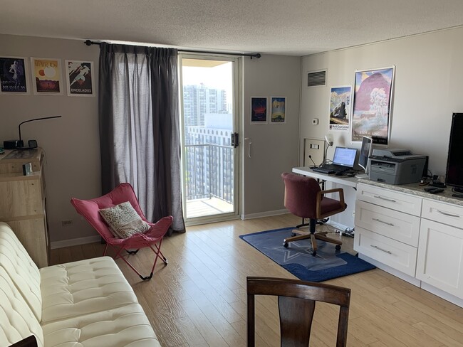 Building Photo - 1212 N La Salle Dr