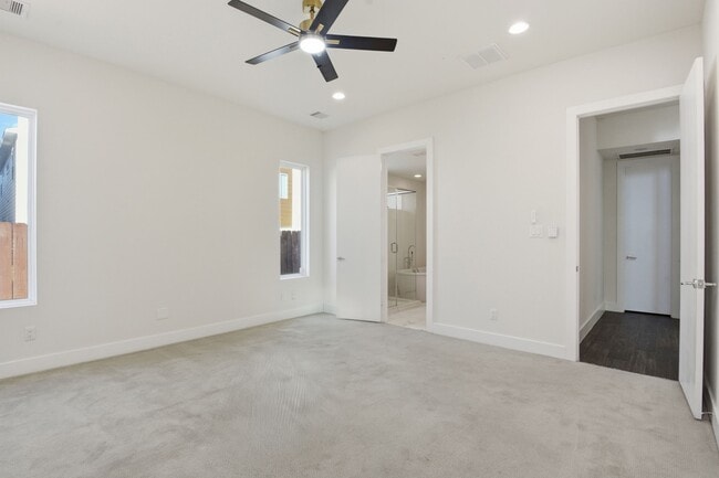 Building Photo - 5519 Paraiso Pl