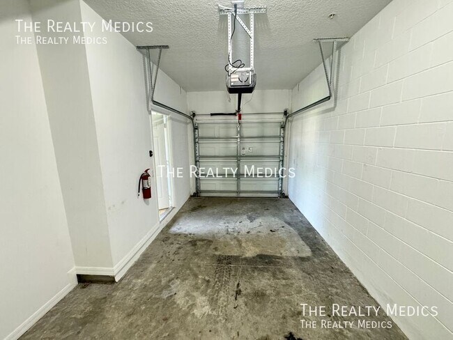 Building Photo - 2898 Oakwater Dr