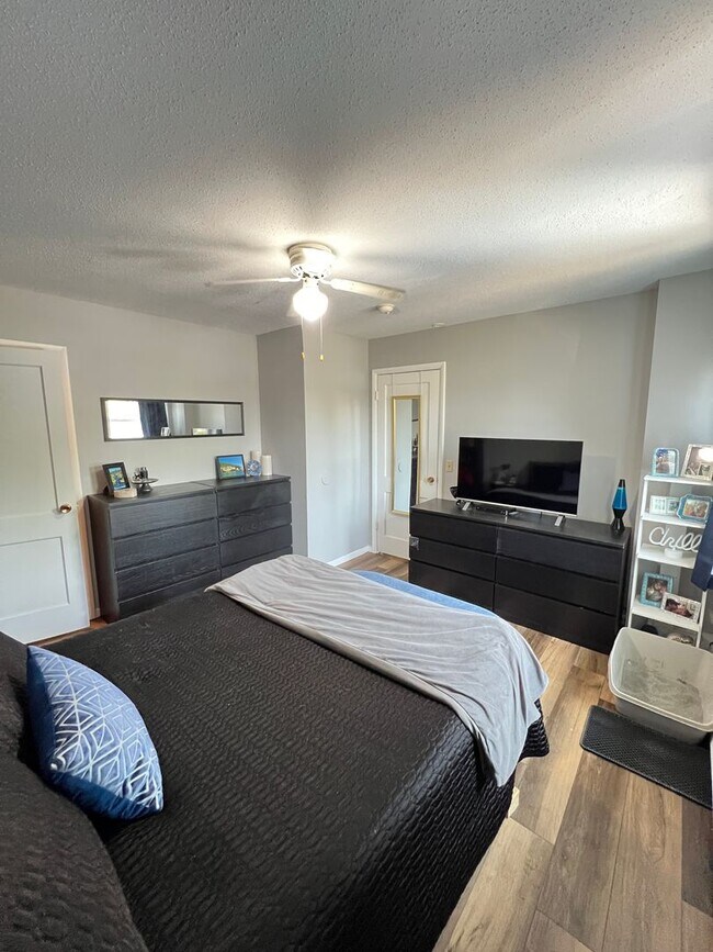 Building Photo - AVAILABLE JUNE - Spacious 2 Bedroom Apartment!