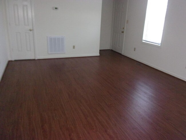 Building Photo - 1372 S Maple St