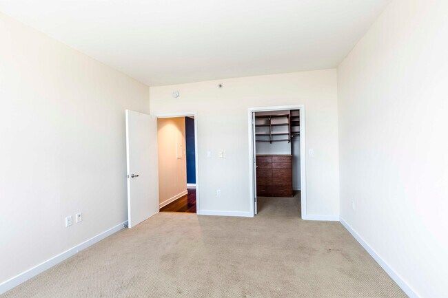 Building Photo - 250 King St