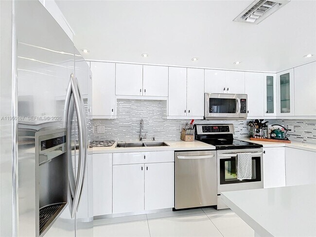 Building Photo - 600 NE 36th St