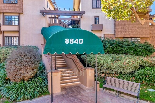 Building Photo - 8840 Villa La Jolla Dr
