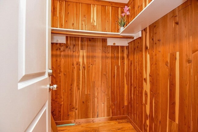 Building Photo - 707 Thistlewood Dr