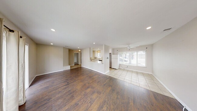 Building Photo - 5BD/2BA, Easy Walk to Campus!! (Lease out,...