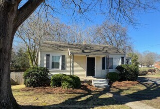 Building Photo - 2Bd/1Ba Fully Renovated 2024 House with Fe...