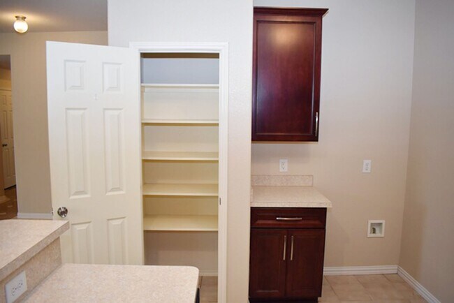 Building Photo - Wonderful 4-2-2 in N Ft. Worth, desirable ...