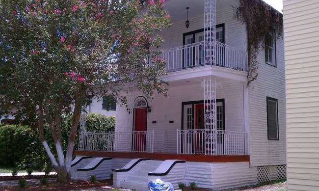 Front exterior - 6 Fontainebleau Dr