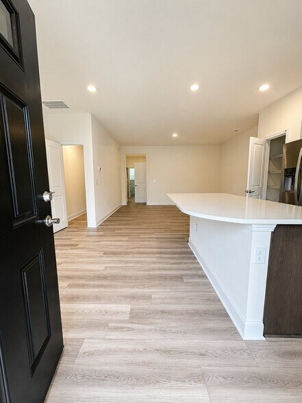 Building Photo - 484 Channel Drop Dr