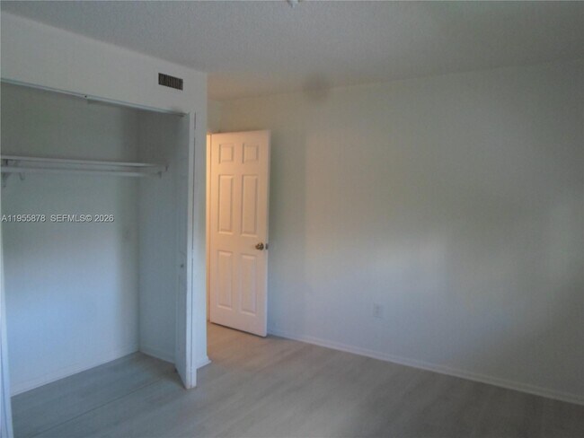 Building Photo - 20760 NE 4th Ct