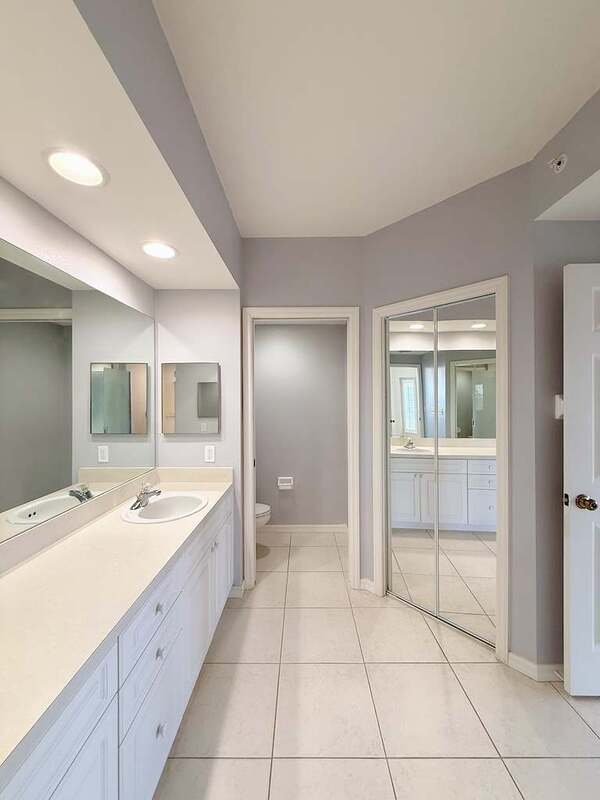 Building Photo - 1200 Country Club Dr