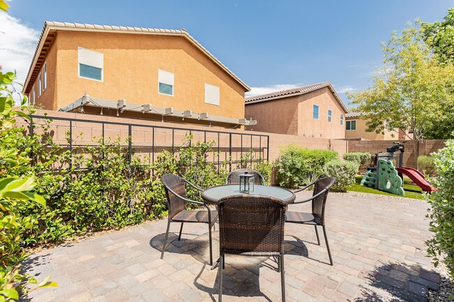 Building Photo - Exquisite 5 bedroom 4 bathroom home with fresh paint and new carpet waiting for you!