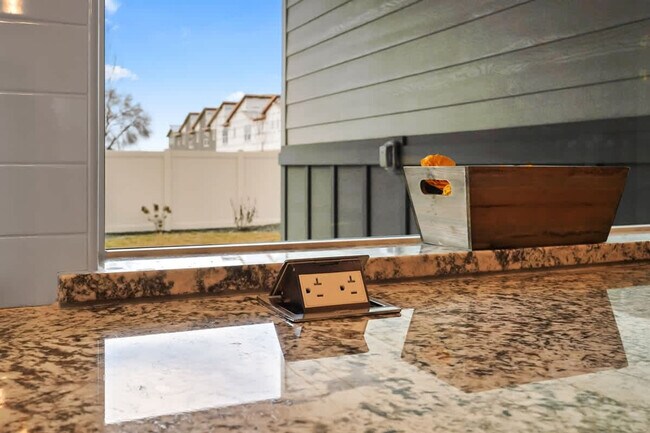 Building Photo - 303 CM Rdg Ln