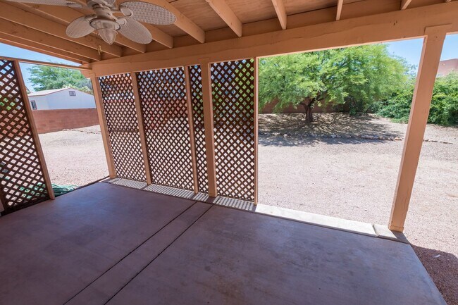 Building Photo - Large Corner Lot Home with 3 Bedrooms, 2 Baths, Central A/C, Washer & Dryer included!