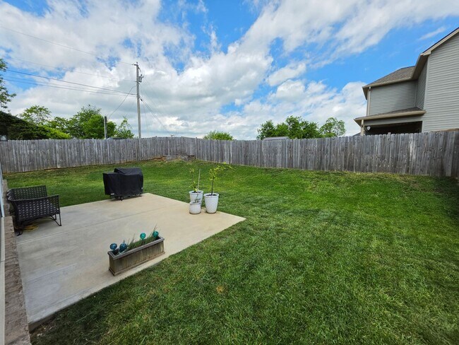 Building Photo - 3/2.5 home in beautiful Jonesborough