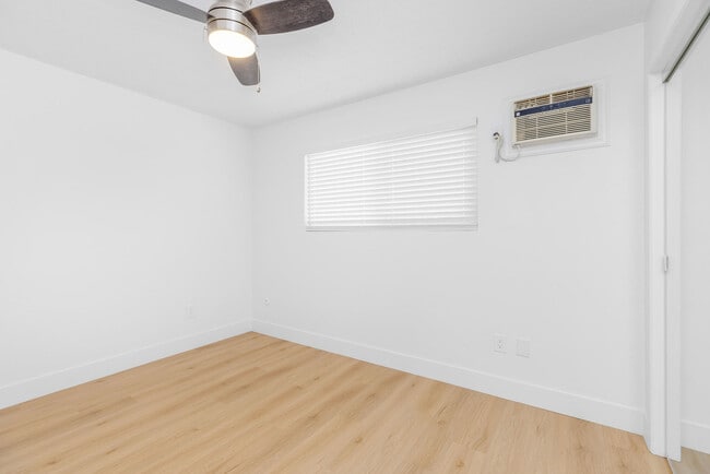 Building Photo - 524 W 2nd St