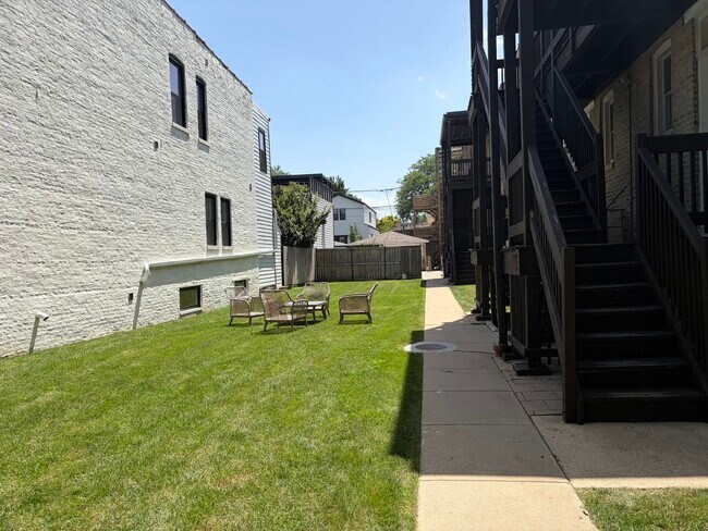 Building Photo - 5325 N Damen Ave