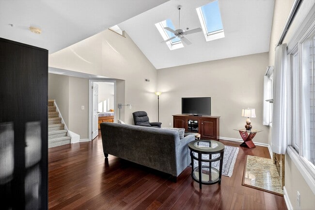 Building Photo - Creekside 1st floor unit Showing Saturday 1/31 10am-10:15am