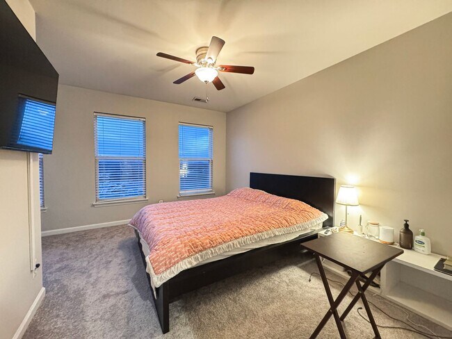 Building Photo - Beautiful 3 Bed 3.5 Bath Interior Townhome In Vibrant Brambleton Landbay