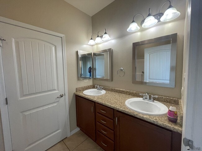 Building Photo - 6132 E Overlook Ln