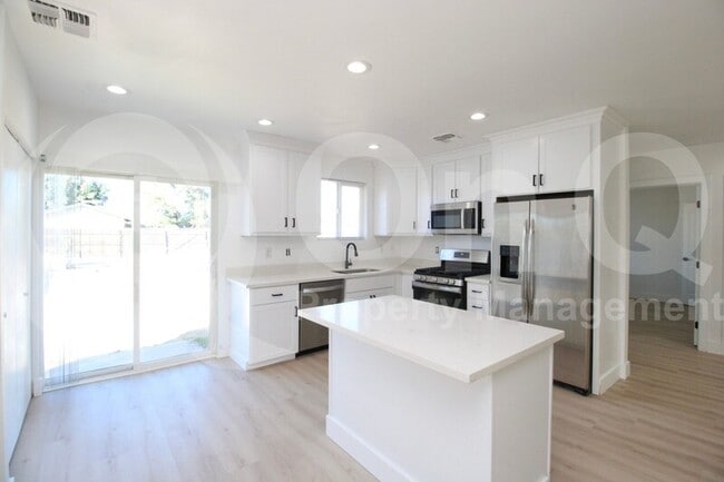 Building Photo - 4148 N 15th Ave