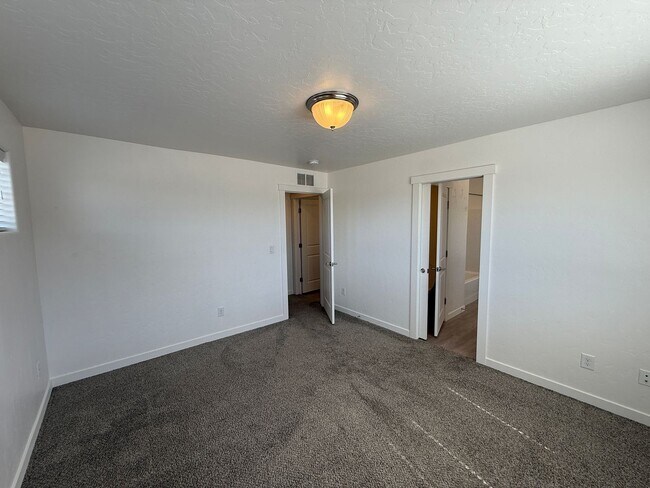 Building Photo - Available Now- Beautiful Nampa Townhome