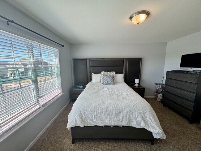 Building Photo - Beautiful 5BR/3BA Home in Roberta Ridge