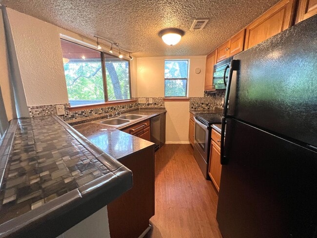 Building Photo - 2 Bedroom 2 Bath Condo Home for rent near Downtown Austin, Top Floor with Balcony, Gated Community