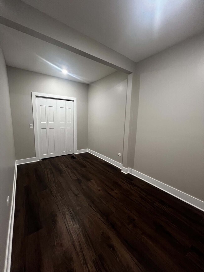 Building Photo - 6042 N Avondale Ave