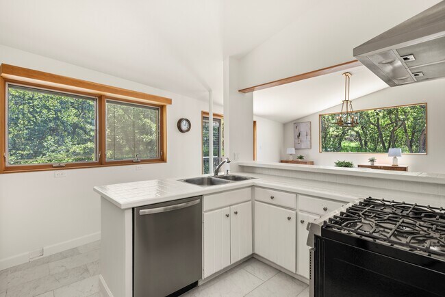 Building Photo - 623 Johnson Dr