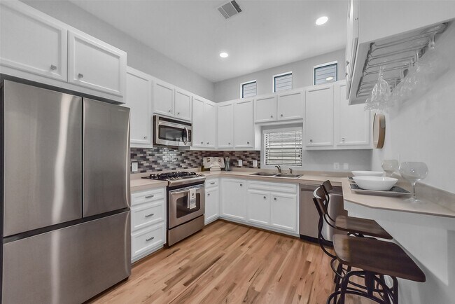 Building Photo - 8715 Meadowcroft Dr
