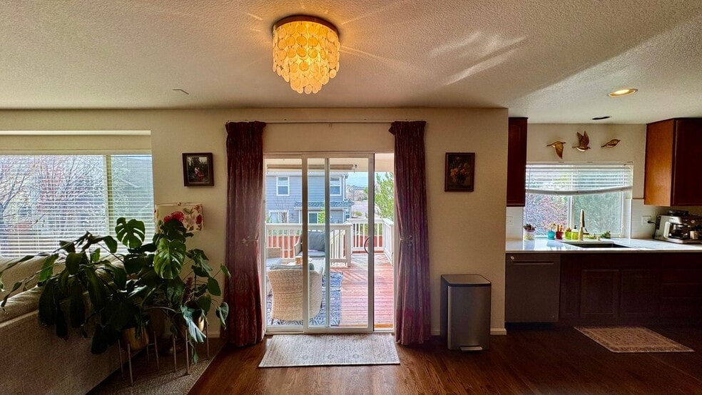 Building Photo - 2208 Buttercup St