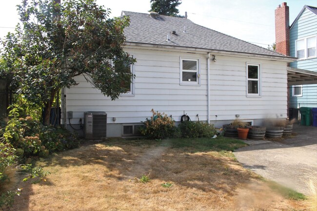 Building Photo - 3/1.5 Bungalow at historic Kenton Park!