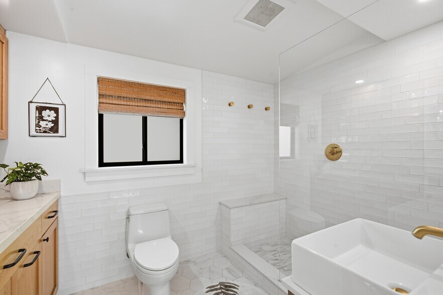 Building Photo - 8555 Walnut Dr