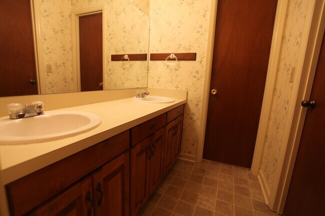 Building Photo - Hampton Drive Duplex Available August!