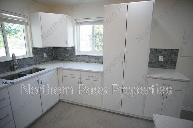 Building Photo - 4573 Bobolink Way