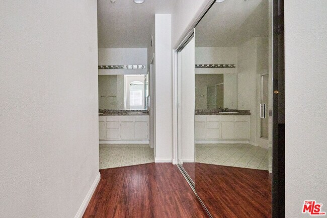 Building Photo - 915 Somerville