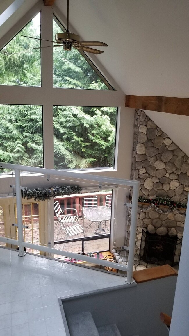 Building Photo - 1881 Cliff Rd