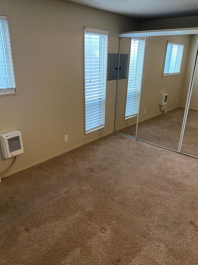 Building Photo - (690) Circle Court - 1 Bedroom / 1 Bathroom