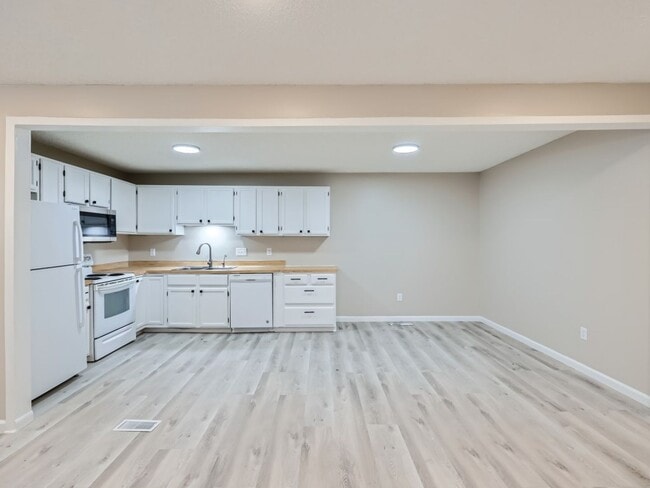 Building Photo - Blaine 4 Bedroom Townhome