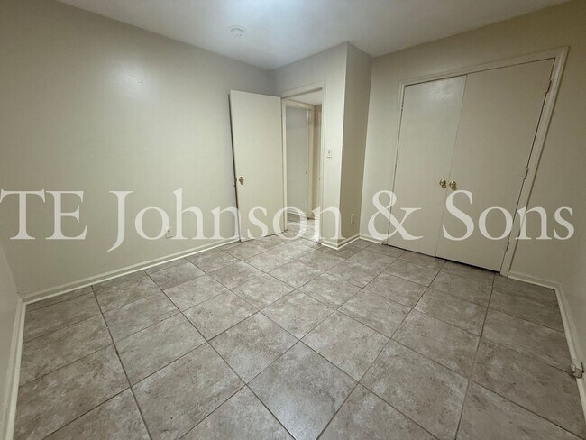 Building Photo - 1506 Oakshire-Water Included