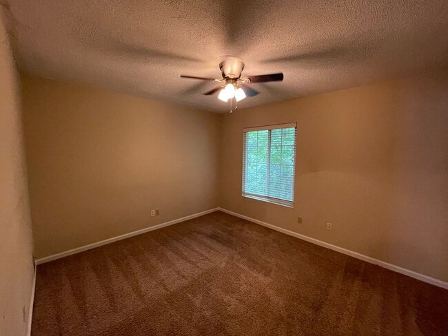 Building Photo - 2 Bedroom, 1 Bath Townhome Minutes from AU and Downtown!