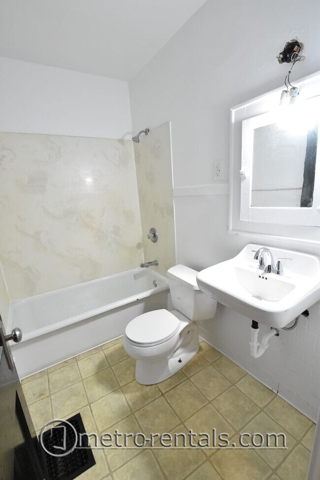 Building Photo - 2832-2834 Indianola Avenue