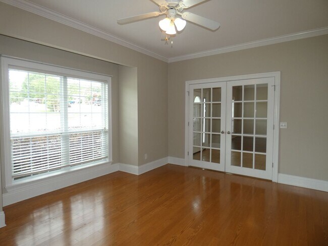 Building Photo - Marvelous Executive Pool Home in Hammersmith