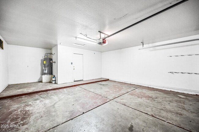 Building Photo - 9018 W Cambridge Ave