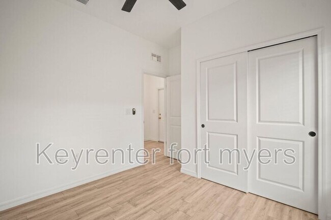 Building Photo - 625 SE 13th Pl