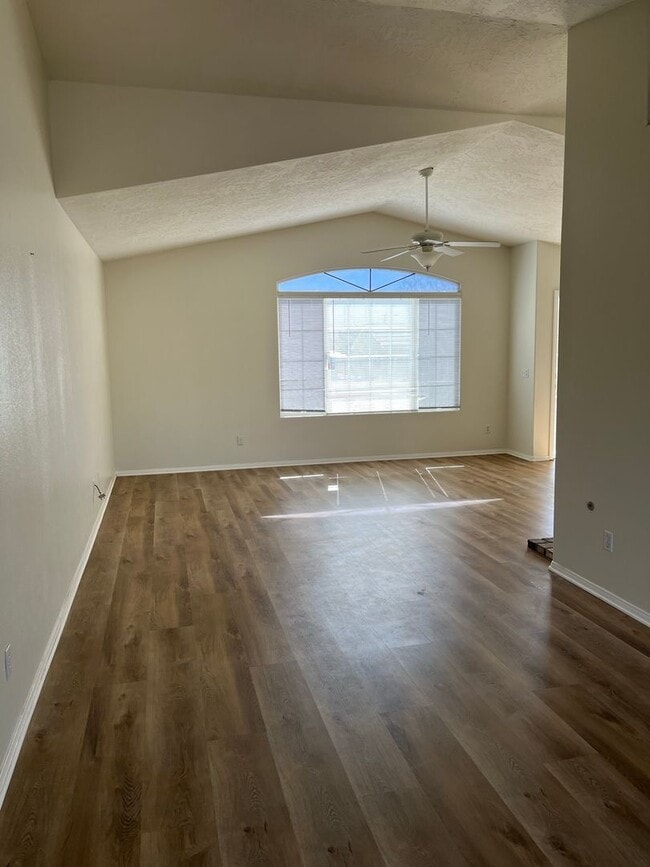 Building Photo - 3 Bedroom 2 Bathroom home Coming Soon! Ava...