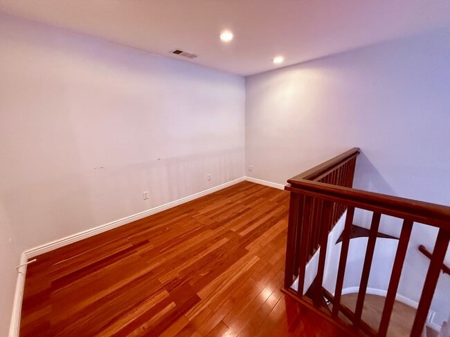 Building Photo - 9 Rooms  6 Bedroom 4 baths Granite Kitchen Executive Home For $5990